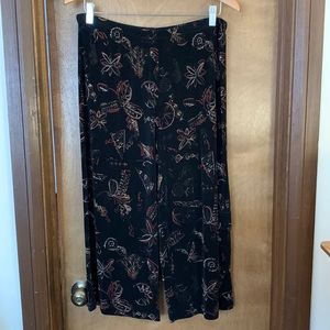 Chicos Travelers Capri Style Pants. Black Print Sz. 2 Regular (L).
